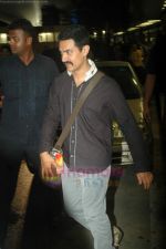 Aamir Khan return from London after Dellhi Belly premiere on 5th July 2011 (14).JPG